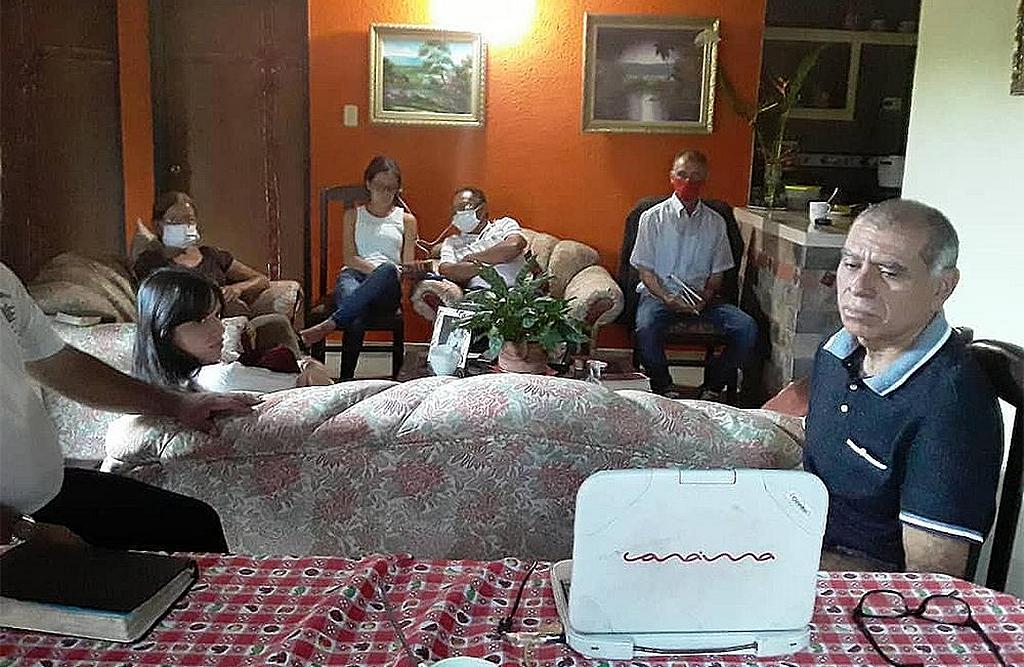 Группа смотрит онлайн-евангелизационную кампанию с ноутбука в доме на западе Венесуэлы. [Фото: Унион Западной Венесуэлы]
