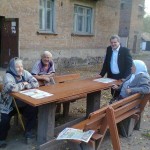 Пастор Владимир Фисун в беседе с жителями одного из домов пос.Рудничное