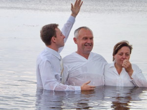 Семья Борисенко принимает библейское крещение