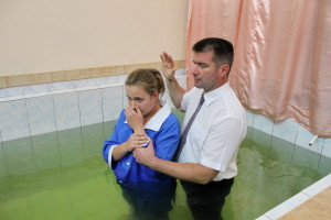 Отец крестит родную дочь