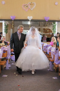 В зал входит невеста