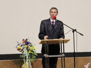 Пастор Денис Антонов проводит урок субботней школы