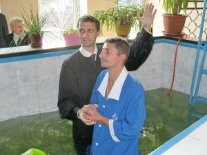 Совершает крещение пастор Александр Степанюк