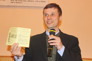 Пастор Владимир Ярош показывает все  написанные молодёжью правила
