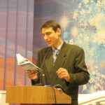Свидетельства читает Руслан Валеев