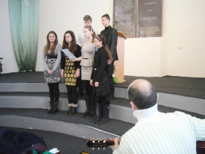 Поет молодёжь Никопольской общины
