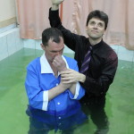 Крещение совершает Виталий Олейник