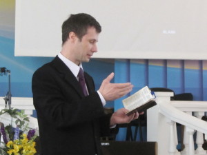 Проповедует пастор Владимир Ярош