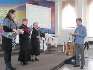 Крещенных сестер поздравляет пастор Петр Попелишко