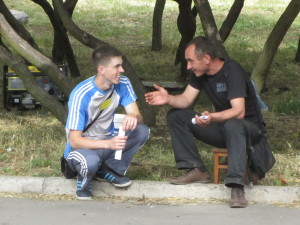 Константин Луковкин беседует с посетителем