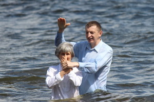 Крестит пастор Олег Назаров