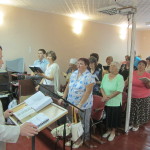 В зале церкви во время богослужения