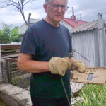 Вадим Деревянко помогает в сварочных работах