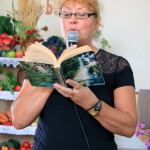 Лариса Боубетрина читает стихотворение