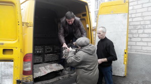 Пасторы Александр Слюсарский и Дмитрий Требушков помогают разгружают автобус