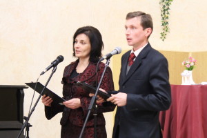 Ведущие вечера Денис А нтонов и Ирина Исакова