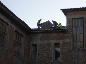 Адвентисты работают на крыше