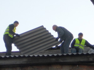 Люди в жилетах "Востоного ангела" на крыше