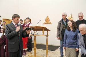 Поздравление от церкви читает Александр Слюсарский