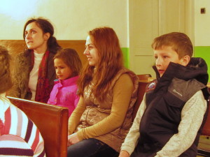 Анастасия Юсубова рядом с учениками