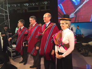 Тед и Ненси Вильсон с президентом Южноамериканского Дивизиона в национальных костюмах в Боливии