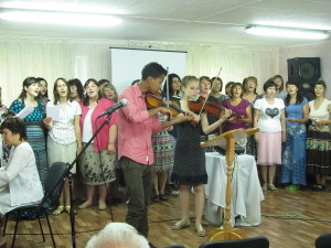 Хор жен пасторов в сопровождении скрипачей