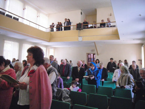 В зале церкви