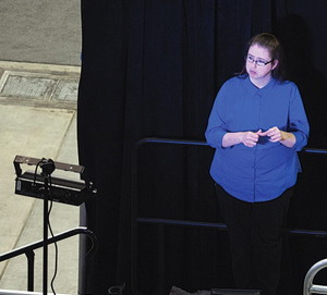 Нохелэни Джарнес, координатор перевода для Глухих на сессии ГК, расказывает для  интернет-передачи телеканала Надежда. Фотография: Дик Дуерксен