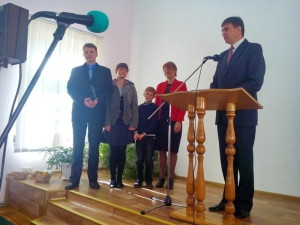 Пастор Александр Слюсарский представляет церкви семью Федоровых