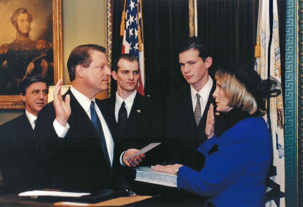 Вице-президент Соединенных Штатов Эл Гор, официально приводящий меня к присяге в Белом доме в 1997.