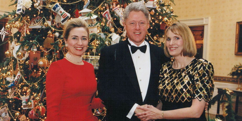 Кэтрин Проффитт, справа, на праздничном мероприятии с президентом Биллом Клинтоном и первой леди Хиллари в Белом доме в 1995. (Все фотографии: Кэтрин Проффитт)