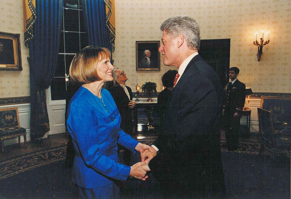 Здесь я встречаюсь с президентом Клинтоном в январе 1997. Послу нужен доступ к главе государства.
