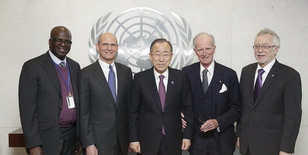 Автор Ганун Диоп, слева, и адвентистский лидер Тед Н.К. Вильсон, второй слева, встречает руководителя ООН Пан Ги Муна, в центре, в апреле прошлого года. (Эван Шнайдер / ООН)