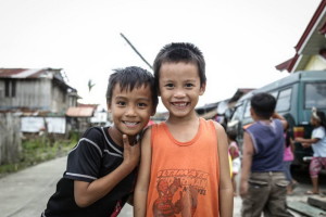 Об этих двух мальчиках АДРА говорит на своей странице в Facebook: "Никакой шторм не может лищить их оптимизма".