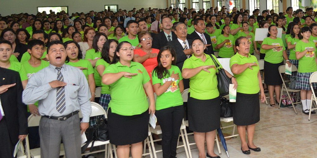 Люди, активно поющие во время церемонии ВОЗ в адвентистской Учебной Школе Сальвадора. (Унион Сальвадора)