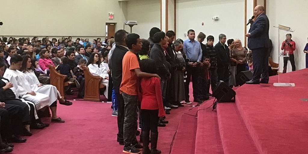 Люди реагируют на призыв выйти к алтарю в церкви Южной Азии в Силвер-Спринг, штат Мэриленд.