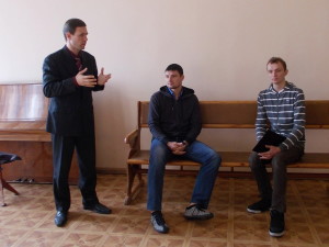 Пастор Владислав Матюхин руководит обсуждением