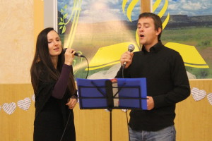 Поют Анастасия и Павел Юшковские