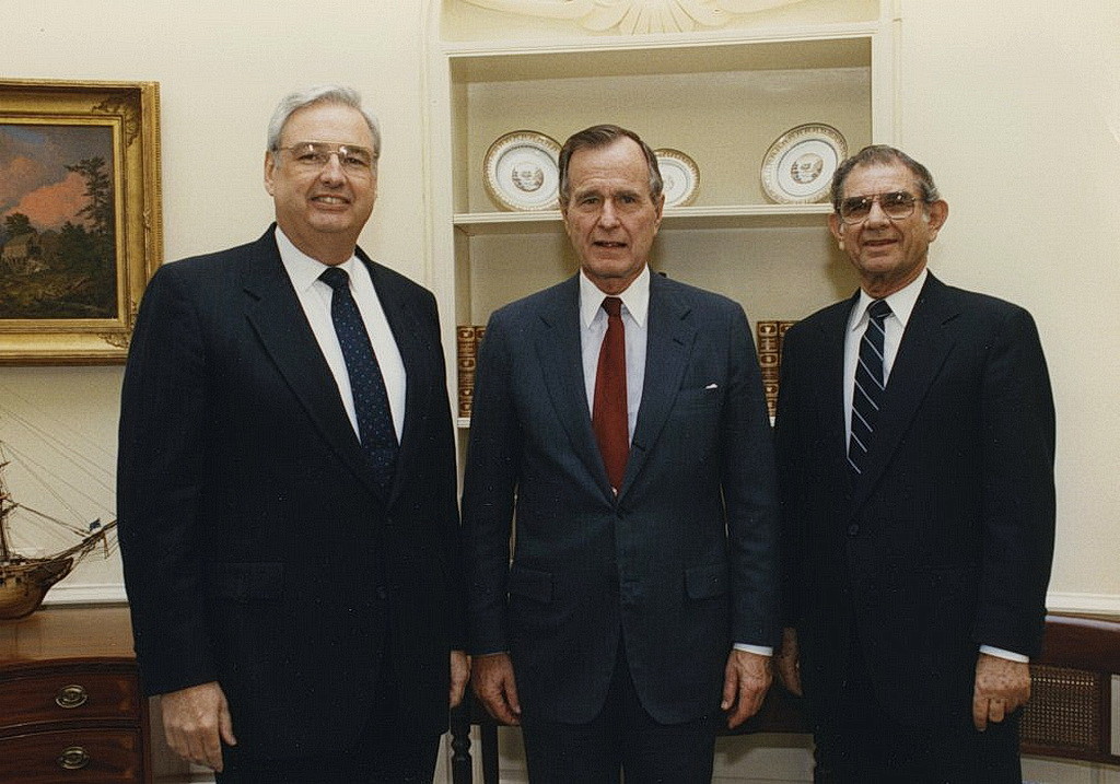 С президентом Джорджем Бушем и бывшим президентом Генеральной конференции Нилом К. Вильсоном 30 октября 1990.