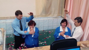 Лилию Трофимову (справа) крестит Павел Вистратенко