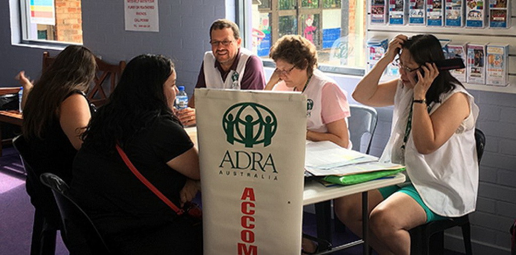 Волонтеры АДРЫ, работающие в эвакуационном центре. (Adventist Record)
