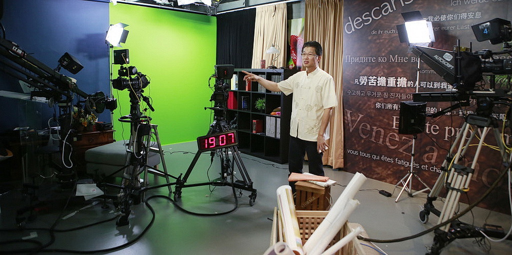 Билли Лю, исполнительный директор китайского медиацентра Унионной Миссии, показывает телевизионную студию. (Фотографии: ChUM)