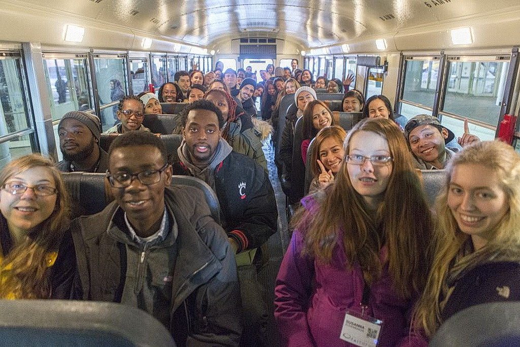 Участники GYC, направляющиеся в Луисвилл на одном из 42 автобусов в пятницу утром.