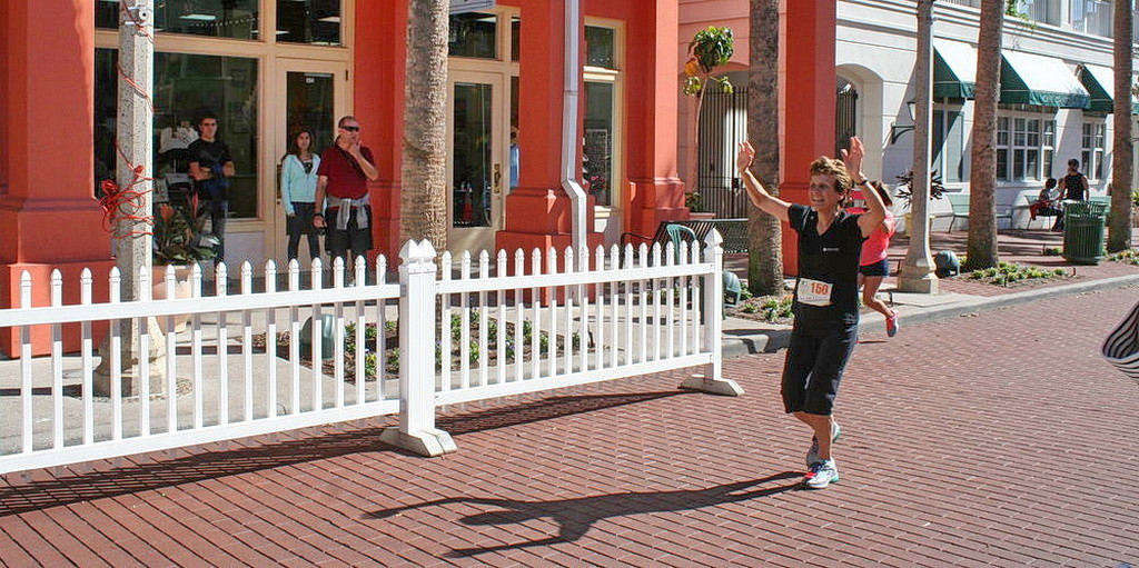 Тини Финли приближается к финишной черте марафона во время Праздника во Флориде 25 января 2015 года. (Сандра Дорэн)