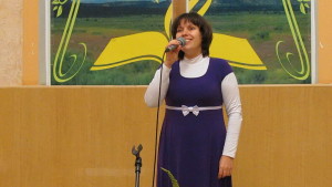 Поет Наталья Антонова