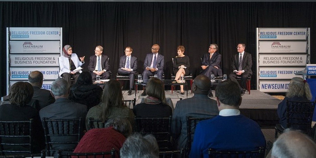 Дуэйн Лесли, в центре и другие участники публичной дискуссии на мероприятии религиозном свободы в Вашингтоне. (Мария Брик Newseum)