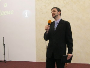 Пастор Александр Степанюк проводит урок субботней школы