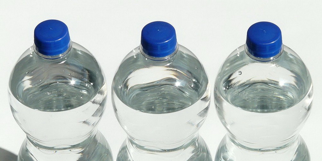 Адвентистские волонтеры неделю распределяют упаковки воды в бутылках. (Pixabay)
