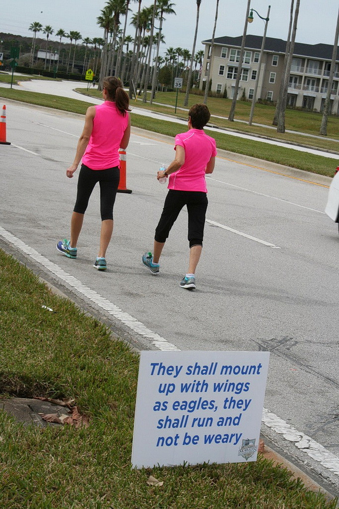 Тини Финли и ее дочь, прочли обнадеживающий отрывок из Исайи 40:31, во время участия в марафоне на Праздновании во Флориде, 31 января. (Сандра Дорэн)