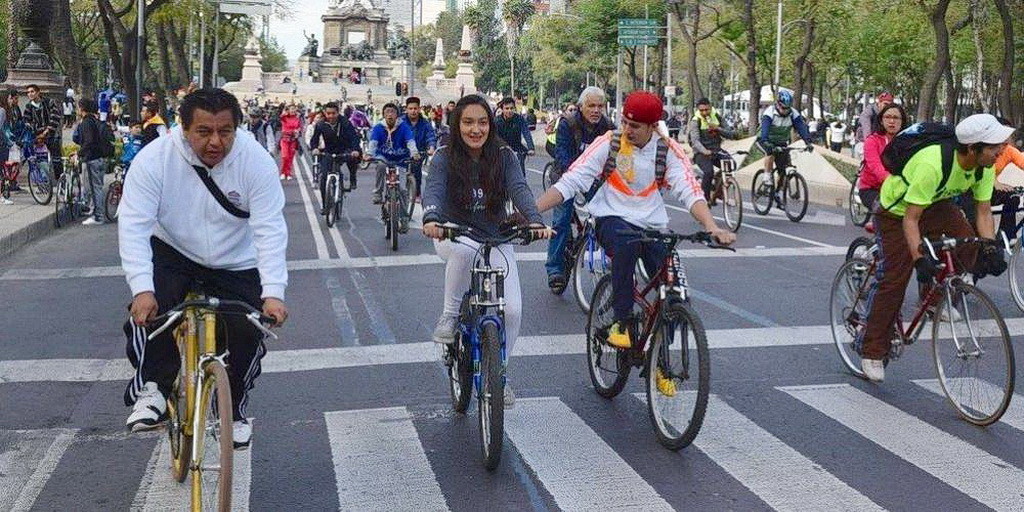 Адвентисты, едущие на велосипедах по главным улицам Мехико, во время молодежного служения, делясь здоровьем и надеждой. (Фотографии: IAD)